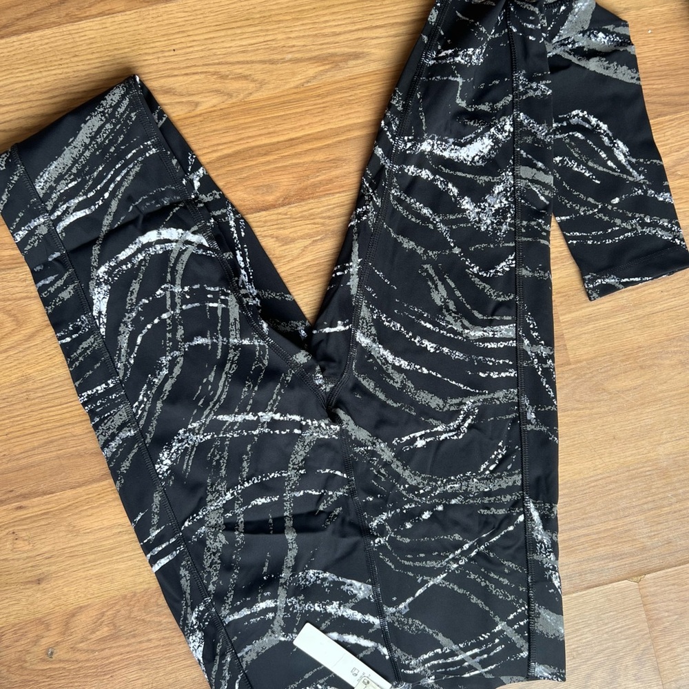 Victoria Secret PINK Black and White Patterned Leggings